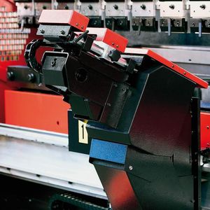 Biegehilfen arbeiten synchron zur Pressbalkenbewegung der Abkantpresse und tragen während des Abkantprozesses das gesamte Gewicht des Werkstücks. Bild: Amada