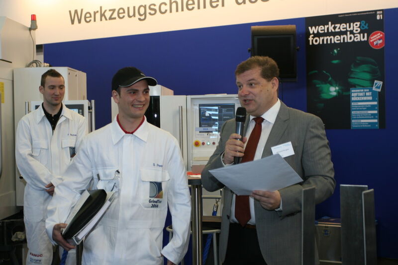 Der Schweizer Teilnehmer zum «Werkzeugschleifer des Jahres 2014» Steivan Peer (Mitte) wird vorgestellt. Am Ende wurde es der 5. Platz. (Anne Richter, SMM)