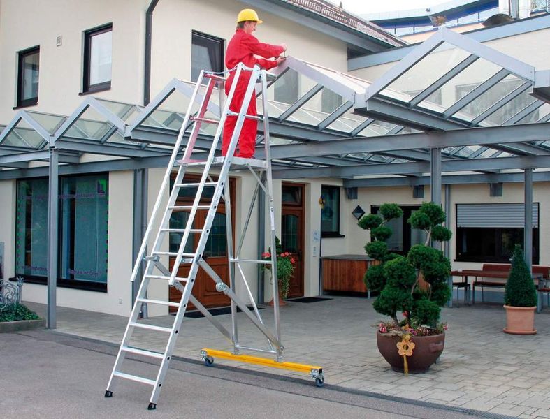 Bild 4: Schnell und sicher können Arbeiten auf einem Rollgerüst erledigt werden; flexible Leiterschuhe sorgen für sicheren Stand der Leiter. (Archiv: Vogel Business Media)