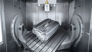 Hermle: Die C 52 U von Hermle fräst feinste Strukturen in die Oberfläche, die dem Koffer später seine typische Struktur geben. (Bild: Hermle)