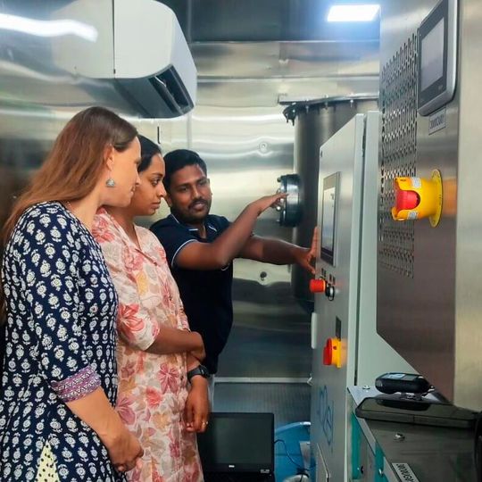 Die nun in Hyderabad installierte Pilotanlage ist derzeit in einem Container untergebracht. Sie wurde als vorgeprüfte und betriebsbereite Einheit geliefert.(Bild:  Hochschule Hof)