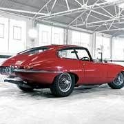 Vollendete Formen: Am 15. März feierte Jaguar das 50-jährige Jubiläum des legendären E-Type, des wohl bedeutendsten Modells der Firmengeschichte. (Archiv: Vogel Business Media)