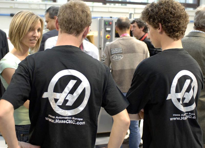 Junge Studierende im HTEC-VTI Sint-Lucas sind stolz auf ihre neuen CNC-Trainingseinrichtungen. (Archiv: Vogel Business Media)