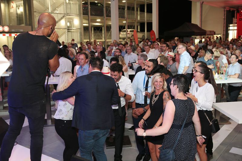 1.400 geladene Gäste waren zur Eröffnung am Donnerstagabend anwesend. (VW Automobile Stuttgart)