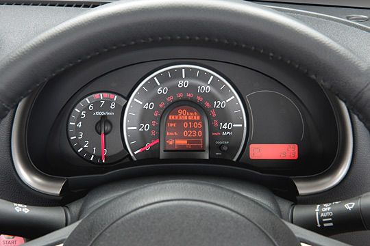 Nissan setzt auf einfache Bedienung und leicht ablesbare Anzeigen, wie dem dreiteiligen Kombiinstrument im Cockpit. (Nissan)