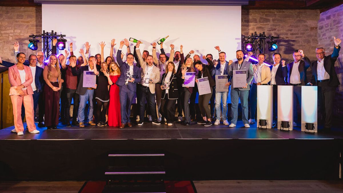 Die drei strahlenden Gesamtsieger des Automotive Business Awards 2026 mit ihren Teams und Vertretern der Jury und der Sponsorpartner.  (Bild: Stefan Bausewein)