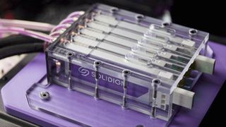 Cold-plate cooling in detail: For completely fanless server environments, Solidigm has developed a liquid-cooled SSD design that dissipates the extreme heat of densely packed AI storage systems via direct contact (direct-to-chip). (Image:Solidigm)