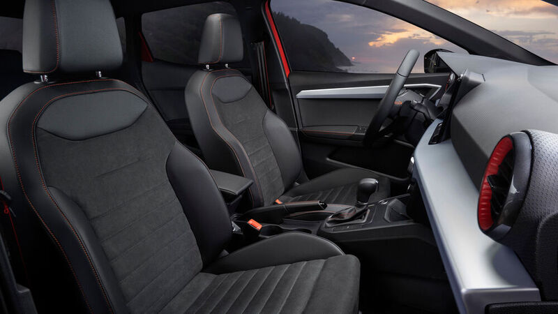 Der Innenraum des Seat Ibizas – selbst mit knapp zwei Metern Körpergröße lässt es sich hier bequem sitzen. (Bild:  Auto-Medienportal.Net)
