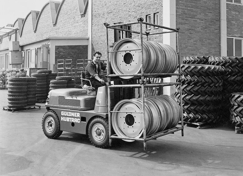 Mit dem Hubtrac wurde 1959 der erste Linde-Stapler mit Hydrostatik und Doppelpedalsteuerung präsentiert. (Bild: Linde Material Handling)