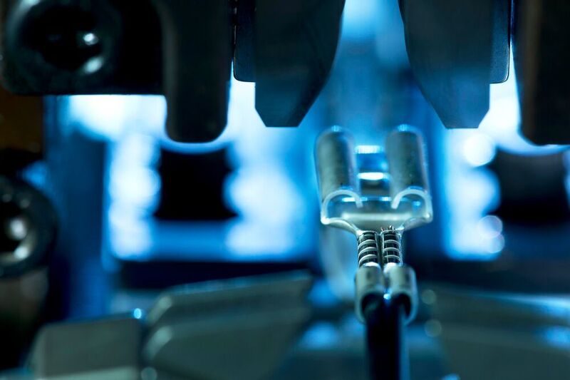 Die Fraunhofer EMFT stellt intelligente Steckverbindungen vor. Dabei werden miniaturisierte elektronische Sensorsysteme in den Stecker integriert, um die jeweils aktuelle Verbindungsqualität zu überwachen. Erfasst werden können z.B. Energieverbrauch, fehlerhafte Zustände oder Temperatur. Die Parameter können drahtlos mittels eines Tablets oder Smartphones abgelesen werden. Mitaussteller der Strategischen Partnerschaft Sensorik e.V.: Halle 1, Stand 324. (Fraunhofer EMFT)