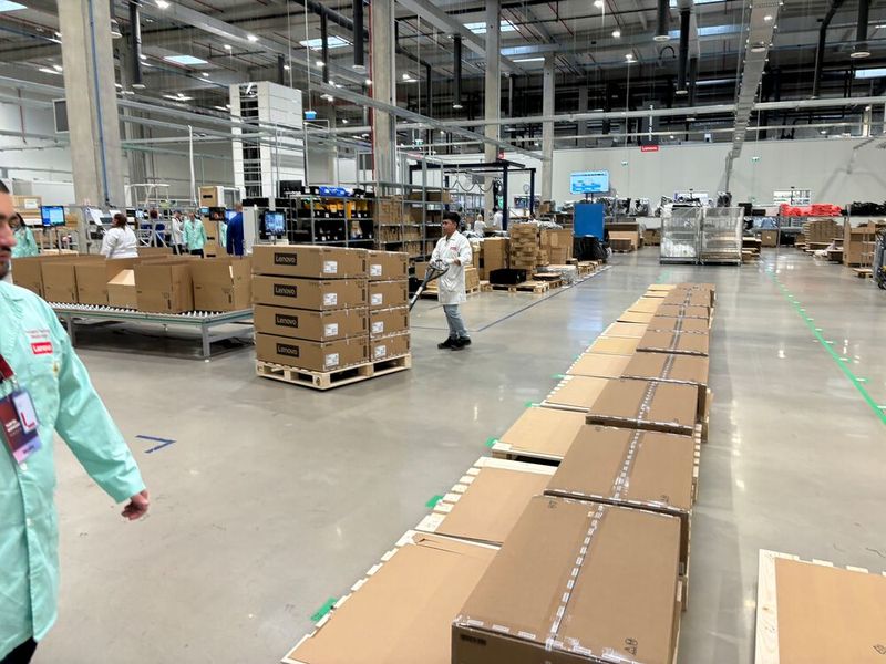 Bis zu 5000 Systeme werden pro Tag in der Fabrik hergestellt. (Bild: Marvin Djondo-Pacham)