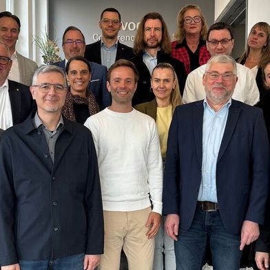 Die Jury des Automotive Business Awards besucht in den kommenden Tagen alle nominierten Betriebe. (Bild: Model – VCG)