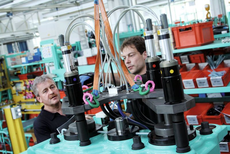 Bild 4: Durch die axial spannbaren Kraftnüsse sitzt die Vorrichtung optimal, ohne die Materialoberfläche zu beschädigen.  (Bild: Lösomat)