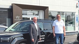 Neue Zusammenarbeit: Holger Schade (l.), geschäftsführender Gesellschafter der Schade-Gruppe, und Matthias Weber, der seinen Hyundai-Standort zum 1. Juli in die Schade-Gruppe überführt. (Bild: Schade-Gruppe)