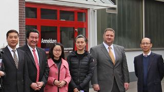 Eine hochrangige Delegation aus China besuchte jüngst das Unternehmen Hamuel Reichenbacher in Dörfles-Eßbach. Die Chinesen unter der Führung des General Managers der Shanghai Aircraft Industries kamen im Rahmen einer Geschäftsreise durch Deutschland, um sich auch bei Hamuel Reichenbacher über für den Flugzeugbau geeignete Hightech-CNC-Bearbeitungszentren zu informieren. Begrüßt wurden sie von Andreas Leutheußer (zweiter von rechts) einem der Geschäftsführer....  (Hamuel Reichenbacher)