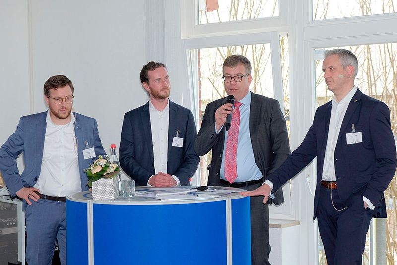 Diskutierten über die digitale Zukunft: (v.li.) Philipp Kroschke (Christoph Kroschke GmbH), Marcel Schultz (BDK), Jan-Nikolas Sontag (Kfz-Gewerbe Schleswig-Holstein) und Martin Endlein (DAT). (Bild: Zietz)