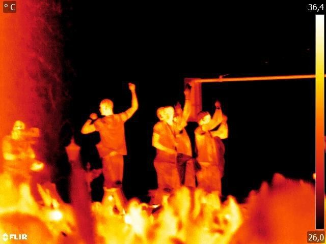 Weltmeisterliche Schnappschüsse einmal ganz anders: Wie heiß sind Jogis Jungs wirklich? Auf der Berliner Fanmeile dokumentierte eine Wärmebildkamera von Flir welche Nationalspieler einen kühlen Kopf behielten - selbstverständlich in Schwarz-Rot-Gold! Und wer schafft es die neuen deutschen Helden auf den Bildern zu identifizieren? (Flir)