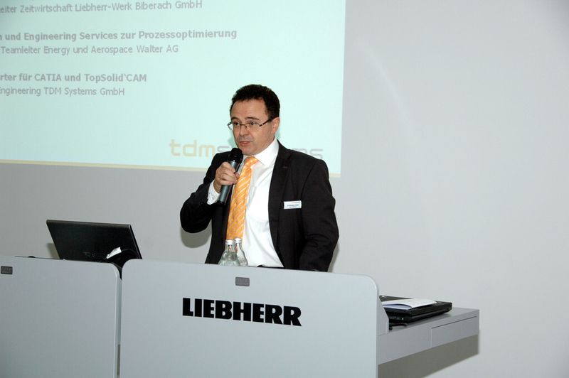 Bild 2: TDM-Vertriebsleiter Eugen Bollinger kündigte für das kommende Jahr eine kleine Revolution für alle TDM-Anwender an: Die neue 3-Tier-fähige TDM Global Line. Sie erleichtere mit einer neu konzeptionierten Serverarchitektur den weltweiten Einsatz der Software zur Werkzeugdaten- und Betriebsmittelverwaltung deutlich. (Bild: TDM)