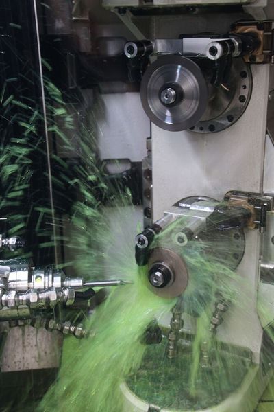 Thanks to a dual spindle, hybrid machines can grind PCD tools (top) and erode them (bottom) in a single set-up, increasing efficiency in terms of both time and quality. (Source: Vollmer Werke Maschinenfabrik)