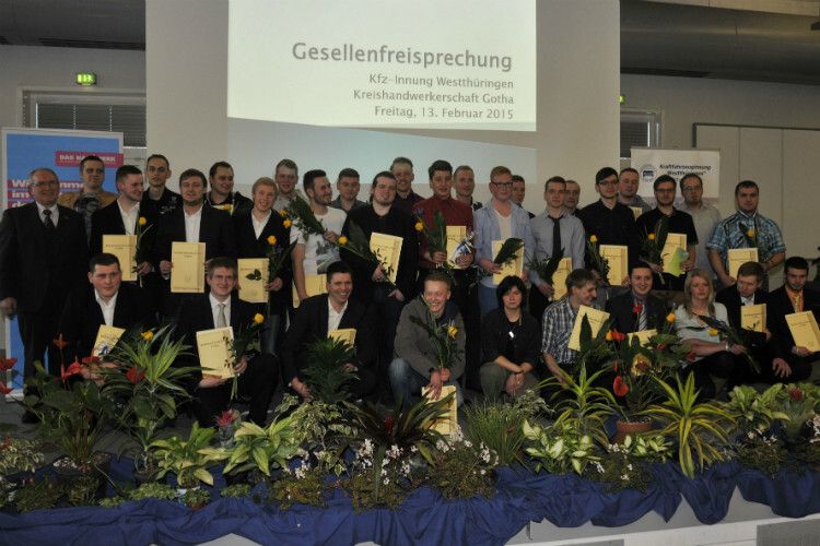 Eberhard Peterseim, Obermeister der Kfz-Innung West-Thüringen (Gotha): „Sie sind das Aushängeschild des Unternehmens, sie haben den direkten Kontakt mit dem Kunden.“ Insgesamt wurden bei der Kfz-Innung West-Thüringen 30 Mechatroniker freigesprochen. (Foto: Zietz)