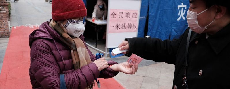 Eine Frau an einer Fieber-Kontrollstation in China. In Shanghai wurde nach zwei Monaten der Corona-Lockdown nun wieder aufgehoben. Andernorts dauern die Lockdowns der chinesischen No-Covid-Strategie weiter an. Eine Frau an einer Fieber-Kontrollstation in China. In Shanghai wurde nach zwei Monaten der Corona-Lockdown nun wieder aufgehoben. Andernorts dauern die Lockdowns der chinesischen No-Covid-Strategie weiter an.