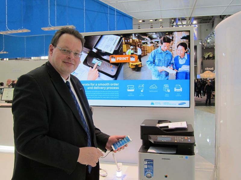 Fabian Maiwald, Samsung, stellte die NFC-Print-Technologie vor. (Bild: IT-BUSINESS)