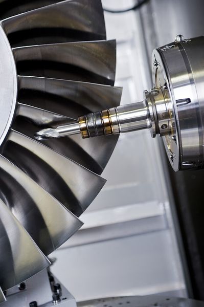 Maschine bei der Herstellung von Blisks für Flugzeugtriebwerke und Turbinen. (Bild: Liechti/GF)