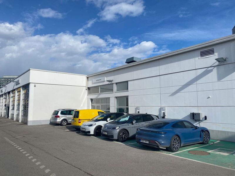 Schnellladesäulen sind noch rar und die vorgeschlagenen Stationen manchmal besetzt. Dann bleibt nur das Laden im nahen Industriegebiet. (Bild: Benjamin Bessinger/SP-X)