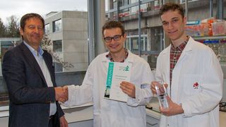 Dr. Wolfgang Kuster (links) gratuliert den Jungforschern Johann Liebeton (Mitte) und Leon Werner (rechts).  (Labexchange)