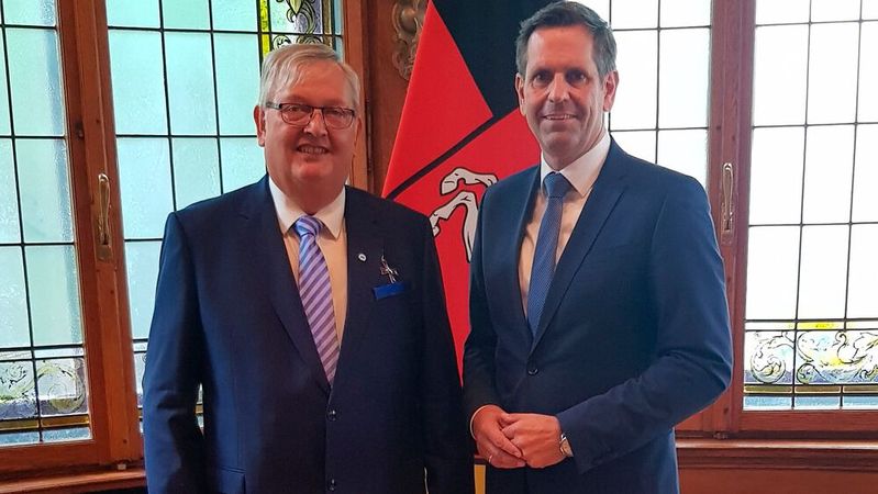 Präsident und Landesinnungsmeister Karl-Heinz Bley (l.)  freut sich über das Verdienstkreuz 1. Klasse des Niedersächsischen Verdienstordens, überreicht von Wirtschaftsminister Olaf Lies. (Bild:  Promotor/NDS)
