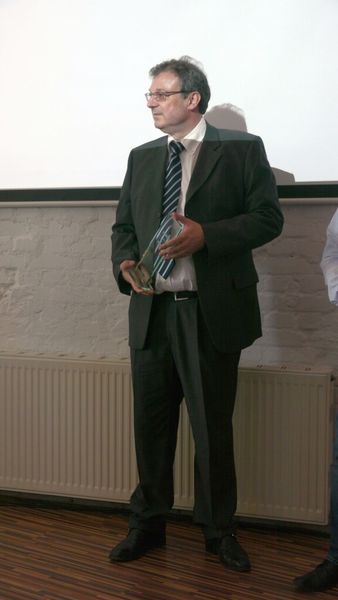 Der Partnerpreis „Newcomer des Jahres 2014“ geht an Rainer Palm, IP Dynamics, die als neuer Partner mit viel Engagement und Leistung durchgestartet sind. (Bild: Ferrari Electronic)