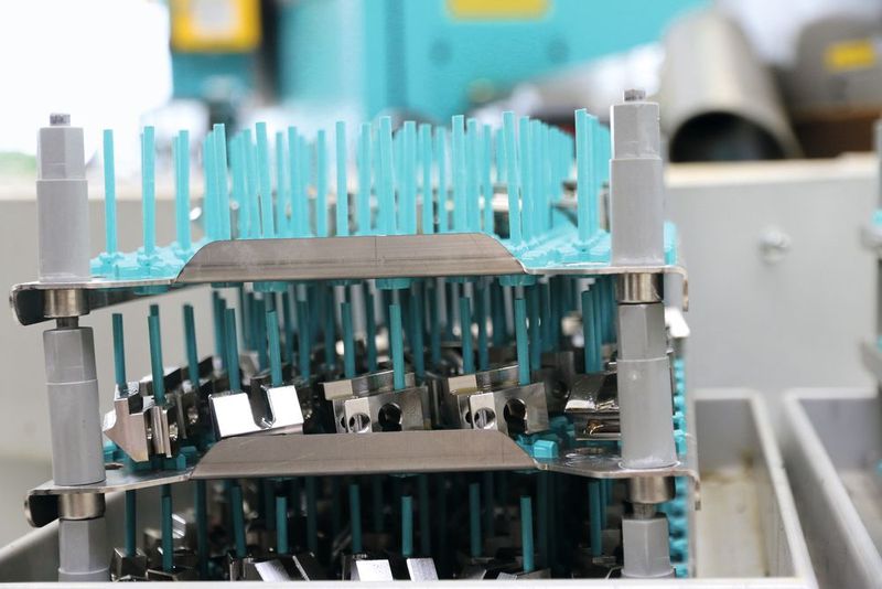 Für die Präzisionsteile, hier im Bild die Halterung des optischen Systems eines Endoskops, liegen die einzuhaltenden Toleranzen bei ± 0,01 mm. (Carl Zeiss IMT)