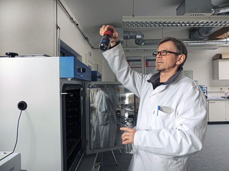 Die Die Wissenschaftlerinnen und Wissenschaftler um Prof Brotsack arbeiten an biologischen Prozessen, in denen mithilfe von Mikroorganismen als Katalysatoren biologische Rest- und Abfallstoffe, zum Beispiel Klärschlamm und Biomüll, in erneuerbares Biomethan umgewandelt werden kann (Bild: TZ Energie)