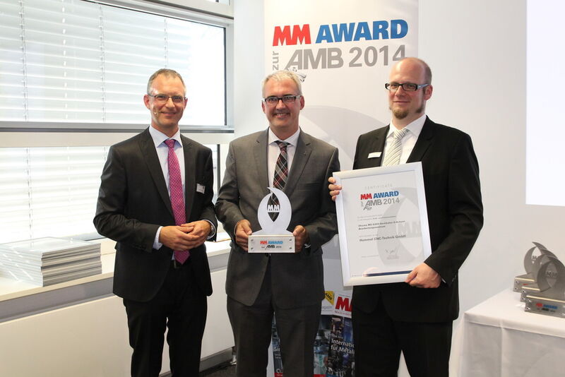 MM-Chefredakteur Frank Jablonski verleiht den MM-Award in der Kategorie Fräs- und Drehmaschinen an Hommel CNC-Technik für das Fünf-Achsen-Bearbeitungszentrum Okuma MU 6300. (Bild: MM)