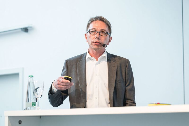 16. Anwenderkongress Steckverbinder: Der Tag 2 auf dem Steckverbinderkongress 2022 hatte den Themenschwerpunkt auf Oberflächen und Werkstoffen. Das umfasste die Konfektion Schwerer Steckverbinder für den Schaltschrankbau ebenso wie Hochstromkontakte für die E-Mobilität und funktionalisierte Oberflächen im Einsatz auf der ISS im Weltraum. (Bild: Elektronikpraxis)