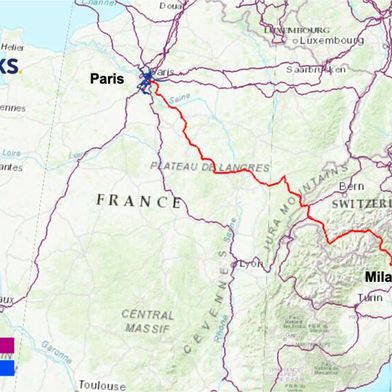 Die Alpen als Trassenkorridor: Wo Straßen- und Bahnbau seit jeher an Topografie und Genehmigungsverfahren scheitern, entsteht auch Glasfaserinfrastruktur nur mit langem Vorlauf. Genau das macht die Route aber für Redundanzkonzepte wertvoll, weil Wettbewerber sie nicht kurzfristig kopieren können. (Bild: euNetworks)