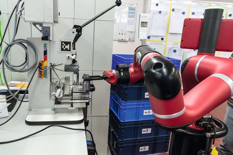 Bild 1: Handlingsroboter müssen zukünftig wissen, wo sie sich befinden und welche Aufgabe sie zu lösen haben. Das geht mit höherer „Intelligenz“. (© Kristin Rinortner)