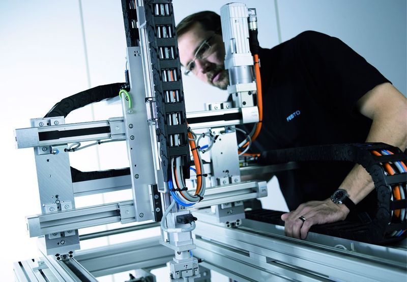 Bild 3: Vorab geprüft sowie mit allen Konstruktionsdaten und Schaltplänen geliefert, verkürzen einbaufertige Handlingsysteme den Weg von der Idee bis zur fertigen Maschine.  Bild: Festo (Archiv: Vogel Business Media)