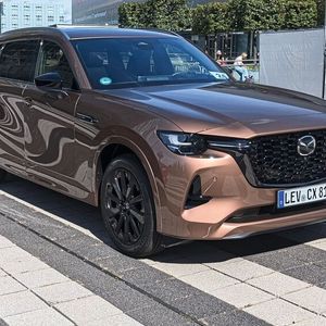 Die enge Verwandschaft zum CX-60 ist unverkennbar. Bis zur B-Säule ist der CX-80 identisch. Ein Hingucker ist die neue Farbe Melting Copper.  (Bild:  Mauritz – VCG)