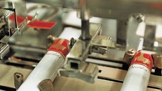 Maschinelle Zigarrenproduktion: Seit dem 1. Januar 2011 müssen alle Transporte von Tabakerzeugnissen unter Steueraussetzung zwischen EU-Mitgliedstaaten im Excise Movement and Control System abgewickelt werden. (Villiger)