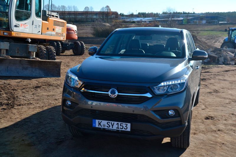 Das Auto verfügt über einen sogenannten Quad-Frame-Leiterrahmen aus hochfestem Stahl, Doppelquerlenker-Vorderachse und Fünflenker-Hinterachse. (Michel / »kfz-betrieb«)