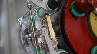 carbon-brushes-screwed-onto-brush-rocker-2000px (Quelle: Menzel)