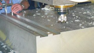 Bild 1: In einem Aluminiumblock hat das Rekord-Bearbeitungszentrum Nuten mit einer Tiefe von 12,6 mm und einer Breite von 63 mm auf eine Länge von 1000 mm in 3,16 s gefräst. (Archiv: Vogel Business Media)
