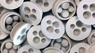 Mit Multiclixx sollen bis zu vier Kabel schnell installiert sein – mit Zugentlastung. (Wiska)