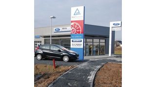Auf dem 2.500 Quadratmeter großen Grundstück entstand in einer Bauzeit von sechs Monaten ein Servicebetrieb mit einer Nutzfläche von 630 Quadratmetern. Das Gebäude ist 5,50 Meter hoch. Die Werkstatt hat fünf  Boxenarbeitsplätze. (Foto: Rubbel)