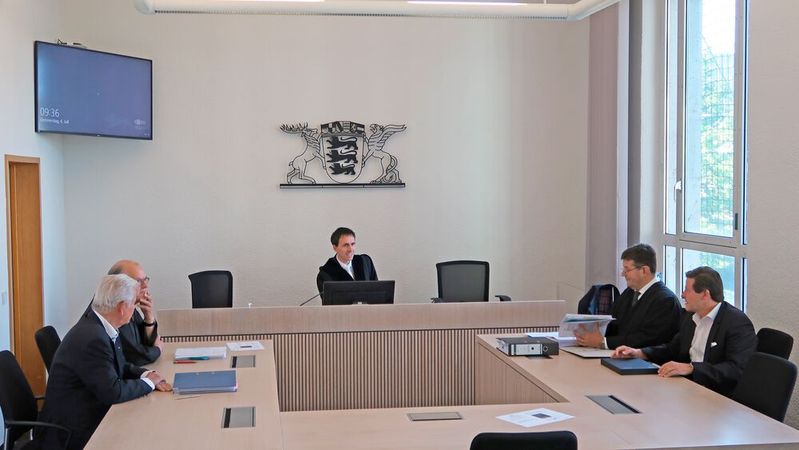 Verhandlung am Stuttgarter Landgericht: rechts der Kläger, links der Beklagte, jeweils mit Anwalt, in der Mitte der Vorsitzende Richter.(Bild:  Diehl – VCG)