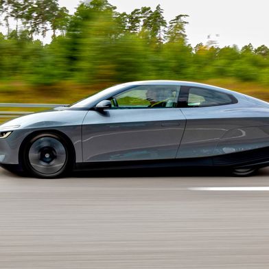 Das seriennahe Konzeptfahrzeug "Mission Efficiency" legte vom 21. bis 24. August 2026 insgesamt 1.278,36 km vom Volkswagen-Entwicklungszentrum in Wolfsburg über Poznań in Polen und Olmütz in Tschechien bis nach Wien zurück. (Bild: Volkswagen AG)