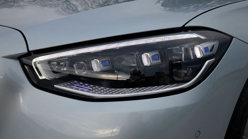 10. Das „Digital Light“: Anders als die anderen Beleuchtungselemente ist das von Mercedes so getaufte Digital Light das eigentliche Highlight in der Nacht. Laut dem Hersteller leuchten hier 2,6 Millionen Pixel. Das Coole daran: Reflektierende Verkehrsschilder, vorausfahrende Autos oder der Gegenverkehr werden einfach ausgepixelt und blenden bzw. werden nicht geblendet. Das funktioniert einwandfrei und ist ein echter Zugewinn in der Nacht. Außerdem kann das System Warnzeichen auf die Fahrbahn werfen, Fußgänger mit einem Spotlight versehen oder eine Lichtspur in Fahrzeugbreite auf die Fahrbahn zu werfen, was das Navigieren durch eine Baustelle erleichtern soll. (Bild: Schreiner – VCG)