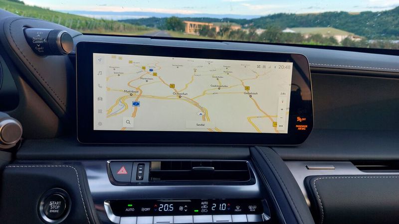 6. Das Infotainment: Zum Modelljahr 2024 hatte Lexus dem LC 500 Cabrio noch mal ein Update gegönnt. Das betrifft vor allem die im Vorgänger oftmals kritisierte Bedienung des Infotainmentsystems. Das nervöse Touchpad in der Mittelkonsole ist verschwunden, dafür hat ein größeres 12,3-Zoll-Touchscreendisplay Einzug gehalten. Ein großer Gewinn. Verbessert hat Lexus auch die Spracherkennung. Begrüßenswert ist, dass Lexus nicht sämtliche Funktionen in das Display integriert hat, sondern auch noch auf klassische Bedienelemente setzt – beispielsweise bei der Klima-Bedienung. (Bild: Mauritz – VCG)