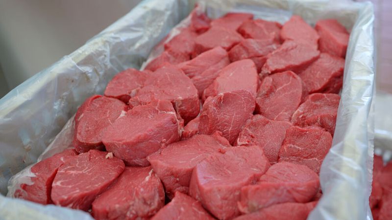 Frisches Fleisch muss zeitnah verarbeitet und verpackt werden. (Bild: Multivac)